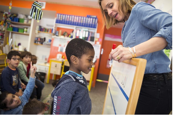 Les professeurs des écoles travaillent plus qu’on le croit : enquête sur les coulisses de l’enseignement