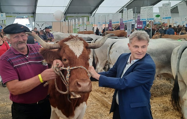 Fabien Roussel défend la ruralité heureuse en Auvergne