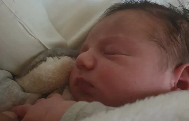 Nino est né dans la nuit au bord de la route faute de maternité à Die. Il s'agirait du troisième enfant né sur la route depuis la fermeture de la maternité de Die.