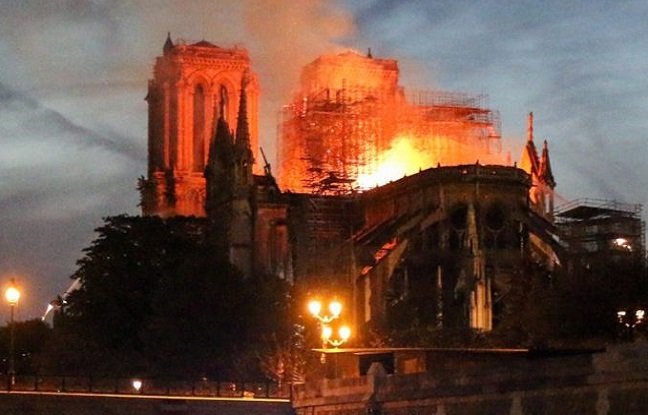 Notre Dame de Paris, défigurée mais encore debout, sera rebâtie