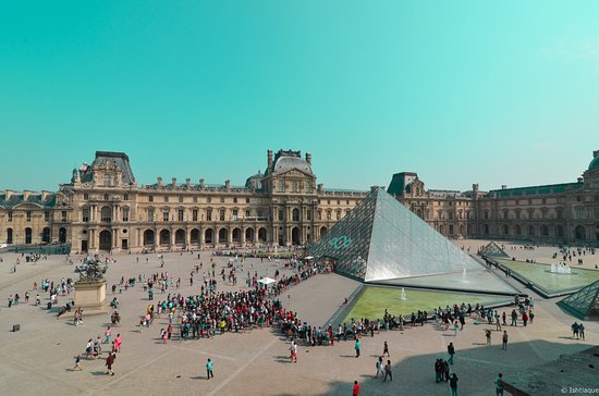 La Pyramide du Louvre  a 30 ans, Le Louvre, le seul musée au monde dont l'entrée est une oeuvre d'art