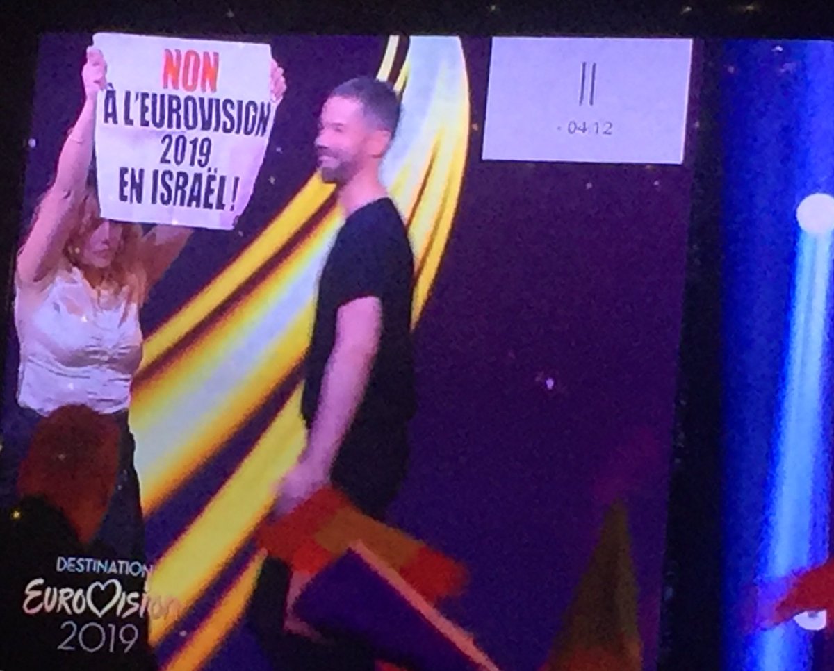 Destination Eurovision : des opposants à l'Eurovision en Israël envahissent le plateau en direct