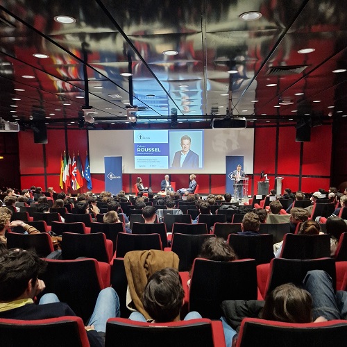 Devant des étudiants Fabien Roussel parle des prélèvements et cotisations sociales