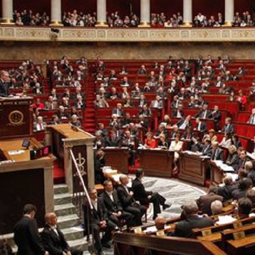 Retraites : le gouvernement impose le 49.3, les députes PS, PCF, FI déposent une motion de censure