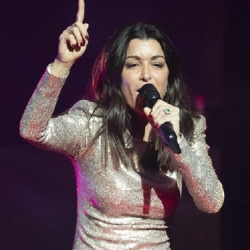 Jenifer recadre avec force un spectateur qui lui crie Enlève ton short