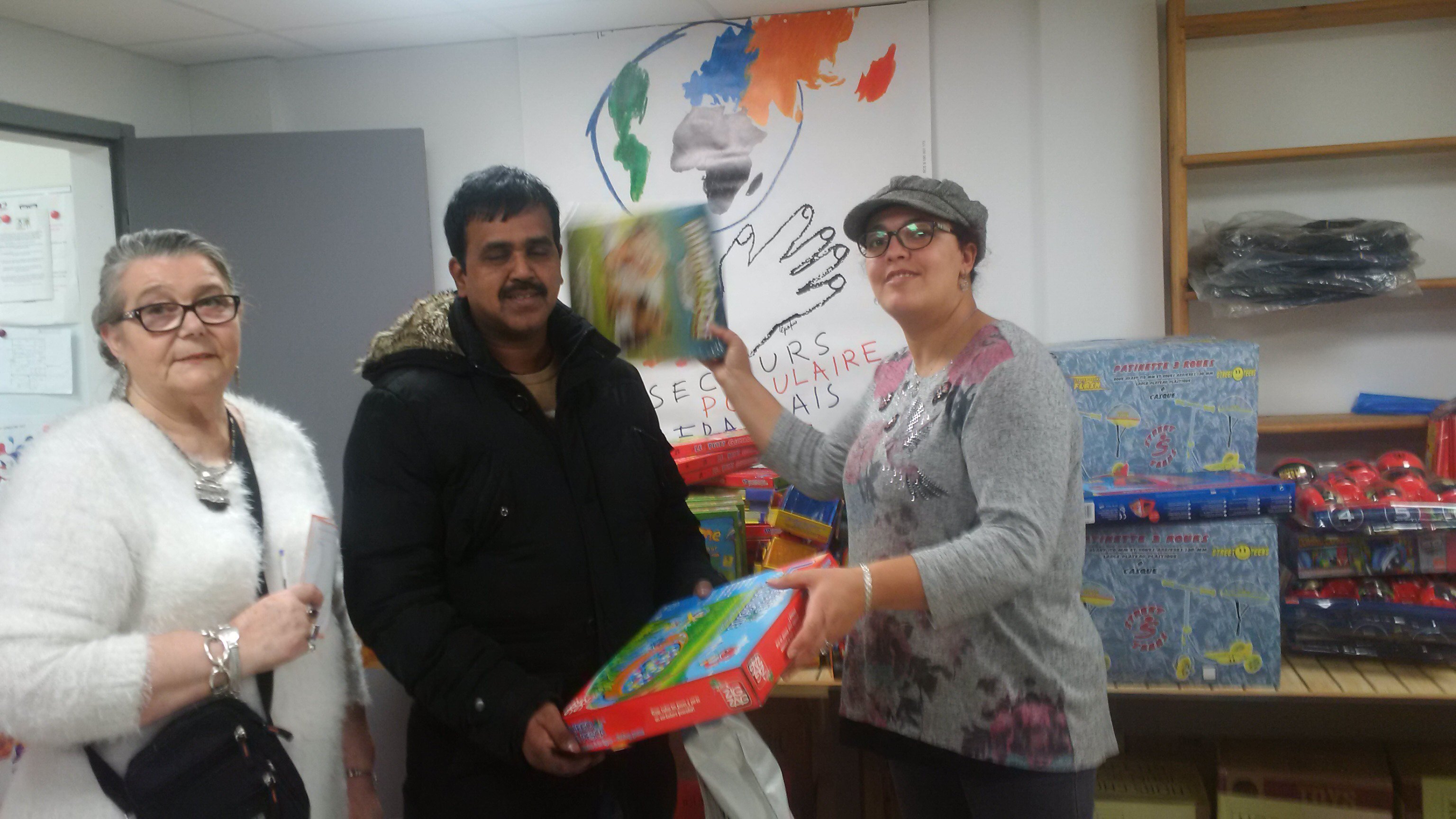 Noël au Secours Populaire à Evry : avec Manuela, Fatima