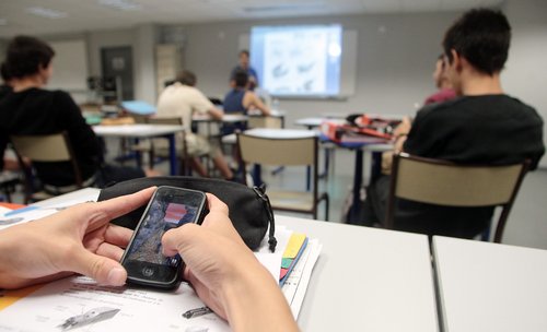 Interdiction des téléphones portables dans les écoles, Position des députés communistes